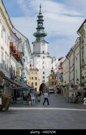 Menschen in einer der Hauptstraßen der Altstadt in Bratislava, Slowakei. Stockfoto