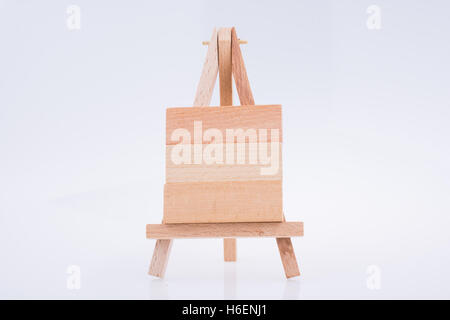 Bausteine setzen auf Stativ für die Malerei auf weißem Hintergrund Stockfoto