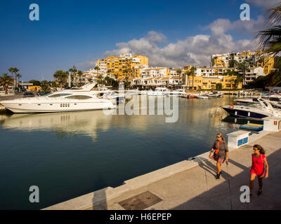 Boot in der Marina Puerto Cabopino in Marbella. Costa Del Sol, Provinz Malaga. Andalusien Spanien. Europa Stockfoto