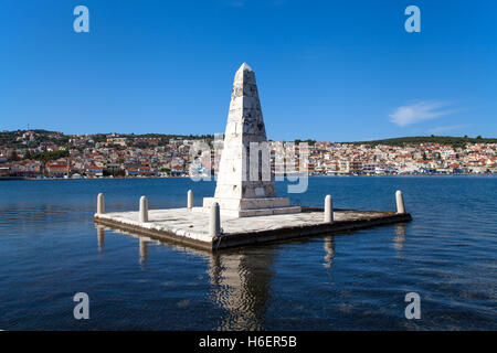 Der Obelisk de Bosset bekannt als das britische Denkmal im Hafen von Argostoli auf der griechischen Insel Kefalonia gewidmet Stockfoto