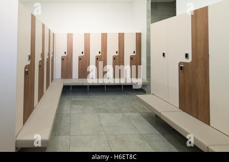 Modernes Interieur des Schrankes Umkleide im Fitness-Center Fitness-Studio Stockfoto