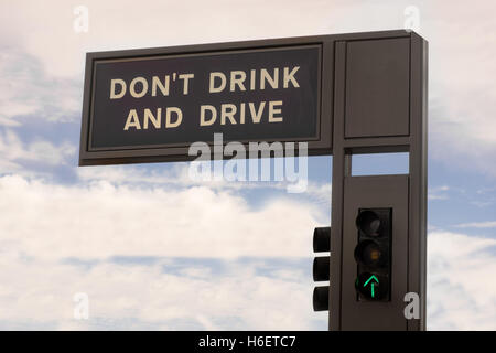 Nicht trinken Sie und fahren Sie Straßenschild Stockfoto