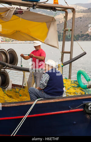 Alte Fischer aus den griechischen Hafen von Argosoli auf die Insel Kefalonia in See stechen wird vorbereitet Stockfoto