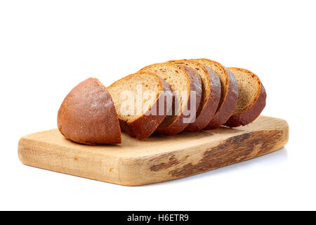 Laib Brot in Scheiben geschnitten auf Holzbrett Ower weiß Stockfoto