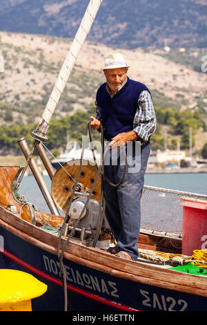 Alte Fischer aus den griechischen Hafen von Argosoli auf die Insel Kefalonia in See stechen wird vorbereitet Stockfoto