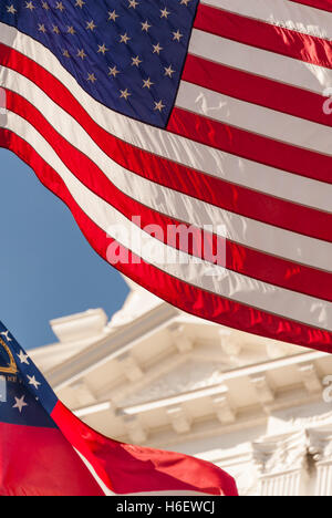 Die amerikanische Flagge und die Flagge des Staates Georgia winken vor dem historischen Gerichtsgebäude von Gwinnett auf dem Stadtplatz in Lawrenceville, Georgia. (USA) Stockfoto