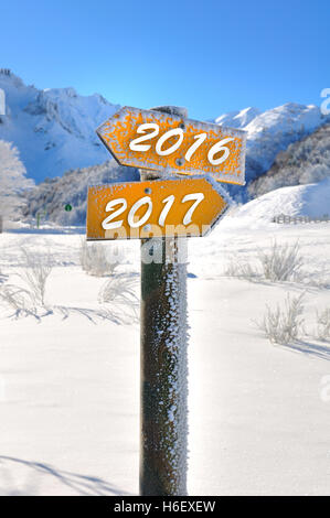 2016 und 2017 auf beiden Platten Berg mit Blick auf die entgegengesetzte Richtung Stockfoto