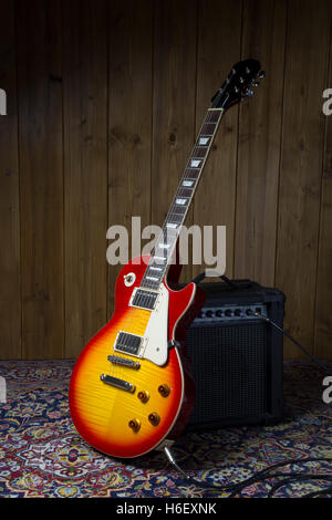 Porträt einer e-Gitarre mit Verstärker Stockfoto