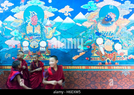 Jungen Novizen in Paro Dzong herumspielen. Stockfoto