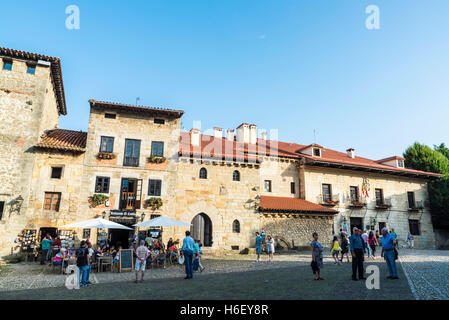 Bar auf der Terrasse eines Hotels und Leute, die in der mittelalterlichen Stadt Santillana del Mar in Kantabrien, Spanien Stockfoto