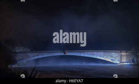 Grantown Bridge bei Nacht mit Nebel und Dampf steigt hinter und vor ihm.  Lichter auf der Brücke. Stockfoto