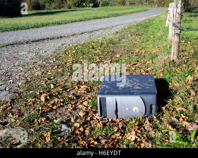 Alten Dell Computer Straßenrand geworfen. Stockfoto