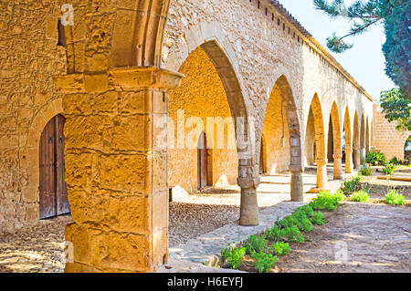 Die Stein Galerie umgeben, den Klostergarten, Ayia Napa, Zypern. Stockfoto