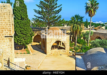 Der Innenhof des alten Klosters, umgeben von hohen steinernen Stadtmauer, Ayia Napa, Zypern. Stockfoto