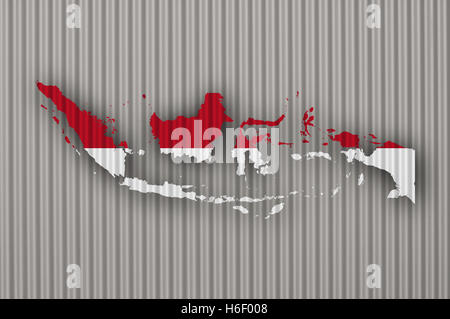 Karte und Flagge von Indonesien auf Wellblech Stockfoto