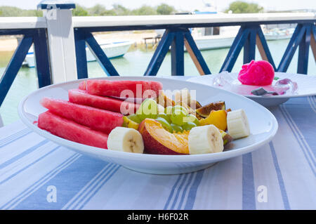 Das beste Dessert am Sommernachmittag ist ein Eis oder frischen Früchten im Café am Ufer, Liopetri, Zypern. Stockfoto