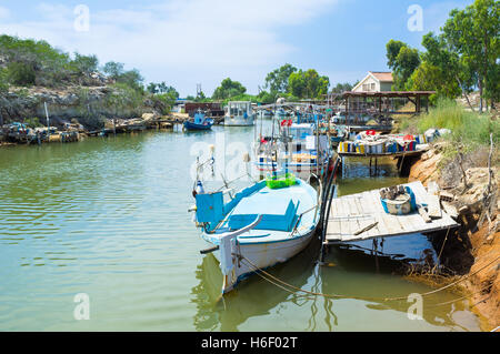 Das kleine Fischerdorf ist voll von alten Holzbooten, neben den Ufern des Flusses, Liopetri, Zypern festgemacht. Stockfoto