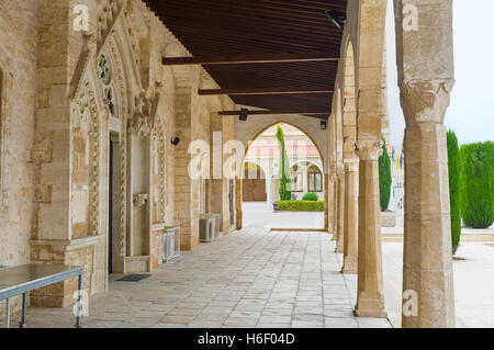 Portikus der mittelalterlichen Kirche des St George mit den Steinsäulen und Eingang zieren die malerische Flachreliefs, Paralimni Stockfoto