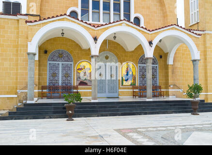 Verzierten Eingang St Varvara Cathedral in Paralimni mit goldene Ikonen, Zypern. Stockfoto