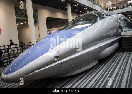 Die 500 Reihe Shinkansen gemacht, dass das Guinness Book of World Records für das erreichen Geschwindigkeiten von 300 km / h, bei den Kyoto-Eisenbahnmuseum am 23. Oktober 2016, in Kyoto, Japan. Das Kyoto-Eisenbahnmuseum eröffnet im April 2016 von JR West auf dem ehemaligen Gelände der Umekoji Zug und Lokomotive Museum westlich von Kyoto Station Stockfoto