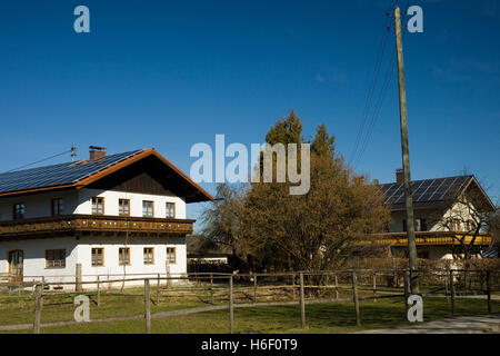 Solar-Photovoltaik-Anlage auf dem Dach eines Hauses Landschaft Stockfoto