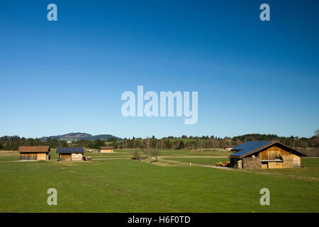 Solar-Photovoltaik-Anlage auf dem Dach eines Hauses Landschaft Stockfoto
