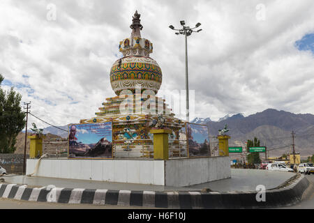 Geschmückten Tschörten auf dem Srinagar-Leh-highway Stockfoto