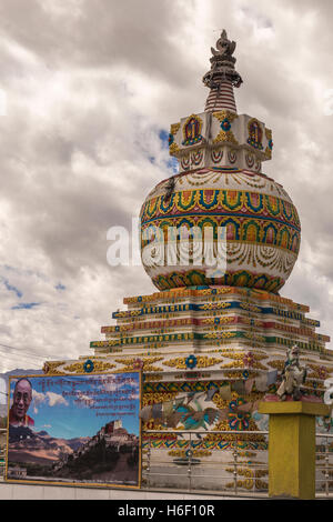 Geschmückten Tschörten auf dem Srinagar-Leh-highway Stockfoto