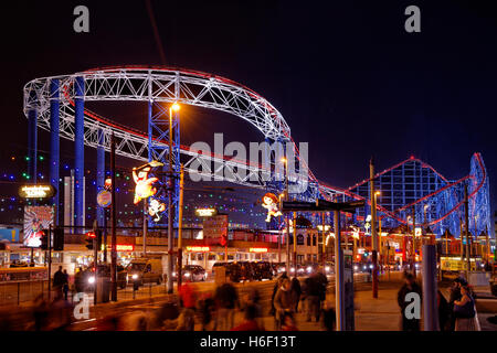 Blackpool Pleasure Beach und die Promenade während der jährlichen Illuminationen Blackpool, Lancashire, England. Stockfoto