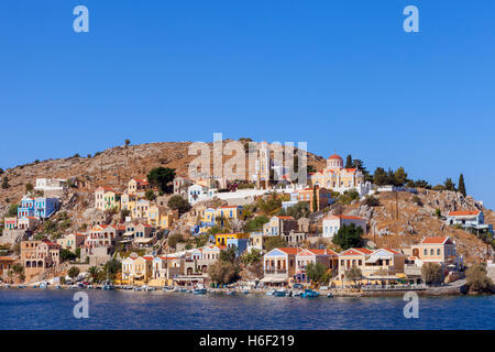 Symi-Insel - bunte Häuser und kleine Boote im Herzen des Dorfes Stockfoto