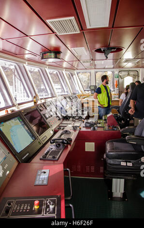 Die Brücke von Greenpeace Rainbow Warrior III Schiff vertäut im Hafen von Malaga, Andalusien, Spanien. Stockfoto