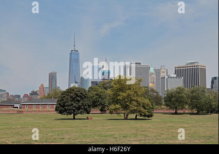 Downtown Manhattan angesehen von Governors Island im US-Bundesstaat New York. Stockfoto
