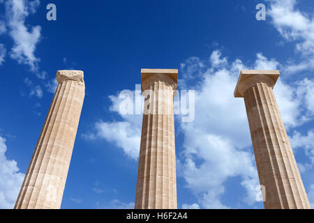 Antike griechische Säulen auf der Akropolis von Athen mit blauen bewölkten Himmel im Hintergrund Stockfoto