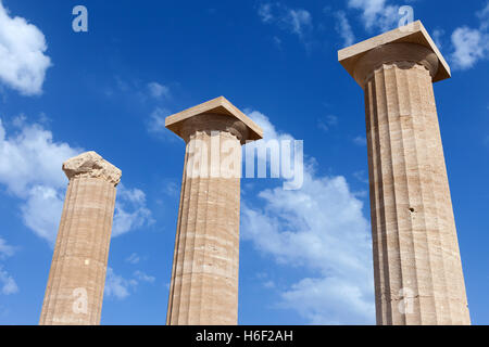 Antike griechische Säulen auf der Akropolis von Athen mit blauen bewölkten Himmel im Hintergrund Stockfoto