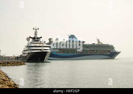 Moderne Kreuzfahrtschiffe Linie, TUI Entdeckung und Mega yacht Octopus, in in dem Hafen von Málaga, Costa Del Sol, Spanien. Stockfoto