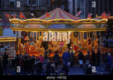 Glasgow Weihnachtsfeier George Square beleuchtet Eislaufen Party Dekorationen Glasgow Christmas Market Stockfoto