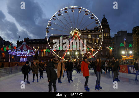 Glasgow Weihnachtsfeier George Square beleuchtet Eislaufen Party Dekorationen Glasgow Christmas Market Stockfoto