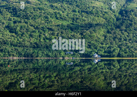 Ein einzelnes Haus am Ufer des Loch Crerans in Argyll, Schottland Stockfoto