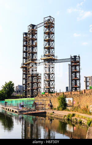 Wiederaufbau der denkmalgeschützten, viktorianischen Gasspeicher in King's Cross, London, UK bei der Sanierung der Gegend in 2013 Stockfoto