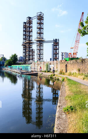 Wiederaufbau der denkmalgeschützten, viktorianischen Gasspeicher in King's Cross, London, UK bei der Sanierung der Gegend in 2013 Stockfoto