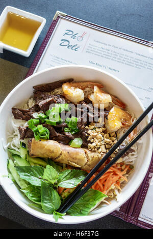 St. Saint Lucie Florida, Pho Deli, Restaurant Restaurants Essen Essen Essen Café Cafés, vietnamesisch, innen, Schüssel, Essen, Brötchen gegrilltes Rindfleisch, Essstäbchen, FL1608 Stockfoto