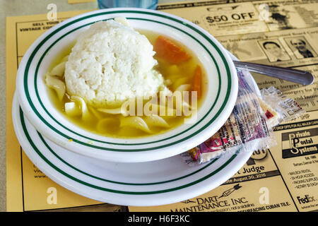 Miami Florida, Aventura, Bagel Bar East, Restaurants, Restaurants, Restaurants, Restaurants, Restaurants, Cafés, innen, jüdisch, Matzo-Matzot-Ballsuppe, FL160830028 Stockfoto