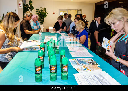 Miami Beach Florida, Waverly Wohnanlagen, Zika Virus Town Hall Meeting, kostenloses Mückenspray, OFF!, Informationen, Literatur, Beratung, Erwachsene, Frau weiblich Stockfoto