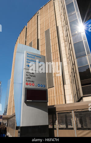 Penn Station und Madison Square Garden Zeichen, NYC, USA Stockfoto