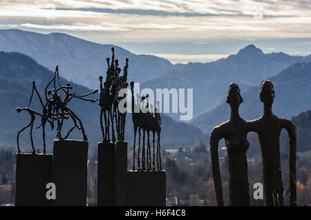 Silouettes menschlicher Figuren gegen die Berge in der Nähe von Lake Tegernsee Stockfoto