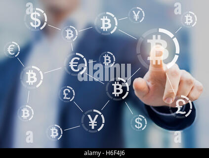 Bitcoin-Taste auf virtuelle Schnittstelle Zahlungssystem, Geschäftsmann, berühren das Währungssymbol anzeigen Stockfoto