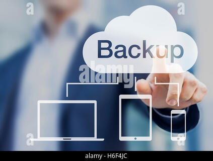 Backup-Taste, Konzept über Online-Datenspeicher in der Cloud von allen Geräten Stockfoto