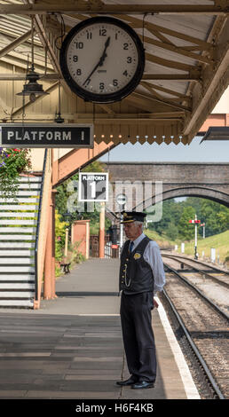 Station Master auf der Plattform in toddington Bahnhof, Gloucestershire & warickshire Steam Railway Stockfoto