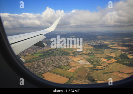 Blick aus dem Flugzeugfenster, fliegt der Themse-Mündung nach London City Airport, in England, UK Stockfoto