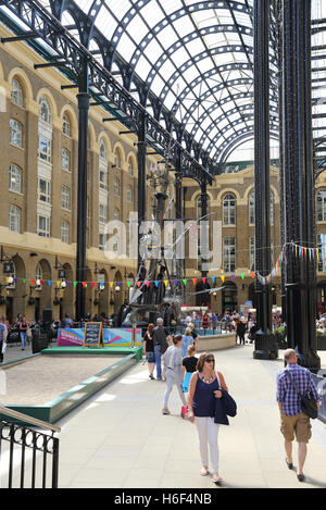 Büros und Läden der historischen Hay Galleria Komplex, auf Londons South Bank, England, UK Stockfoto